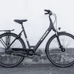 Hybridcykel Trek District 1 Equipped Lowstep Svart -Cyklar affär district1equippedlowstep 21 33527 a portrait